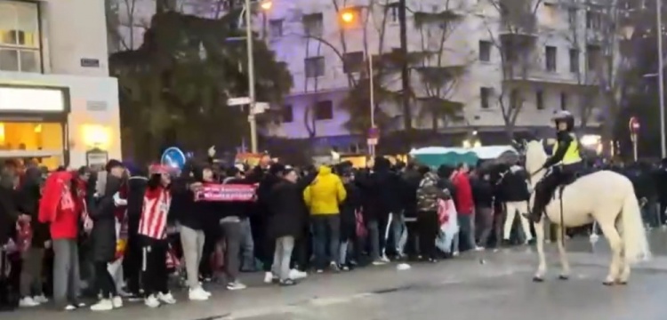 馬競球迷進入伯納烏時向人群投擲雜物，導致安保對其進行脫鞋檢查