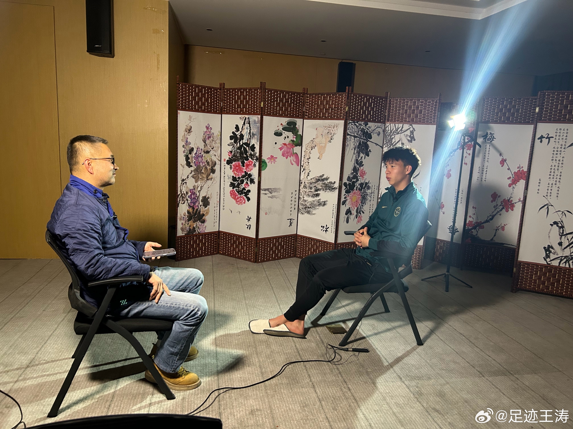 記者：王鈺棟視韋世豪為偶像&想加他微信，現(xiàn)進(jìn)了國(guó)足不知加到?jīng)]