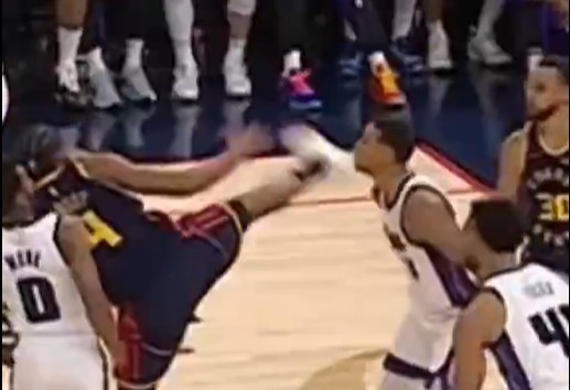 抬腳過高踢到了對手下巴！NBA官方：穆迪這一動作被判1級惡犯