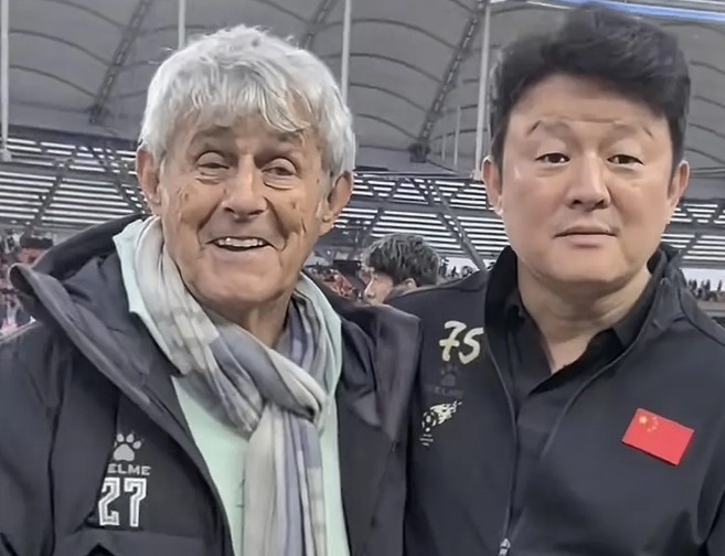 有點(diǎn)像？米盧差點(diǎn)將青島籍演員張磊誤認(rèn)為是孫繼海