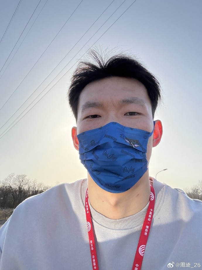 悠閑！周琦騎京牌電動車出行：太陽出來了 開京牌兜兜風！