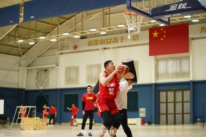 中國籃球之隊官博：大塊頭 大能量 祝李炎哲25歲生日快樂！