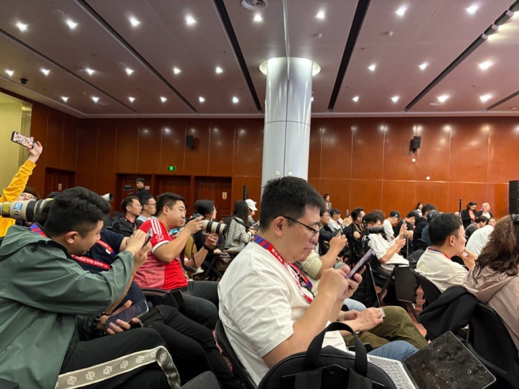 萬眾矚目！記者擠滿國足賽前新聞發(fā)布廳，賽場記者預計超300人