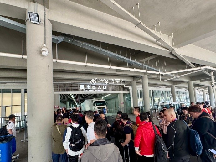 盛況空前！記者曬照：距離中澳之戰(zhàn)還有三小時(shí)，現(xiàn)場(chǎng)記者已超百名