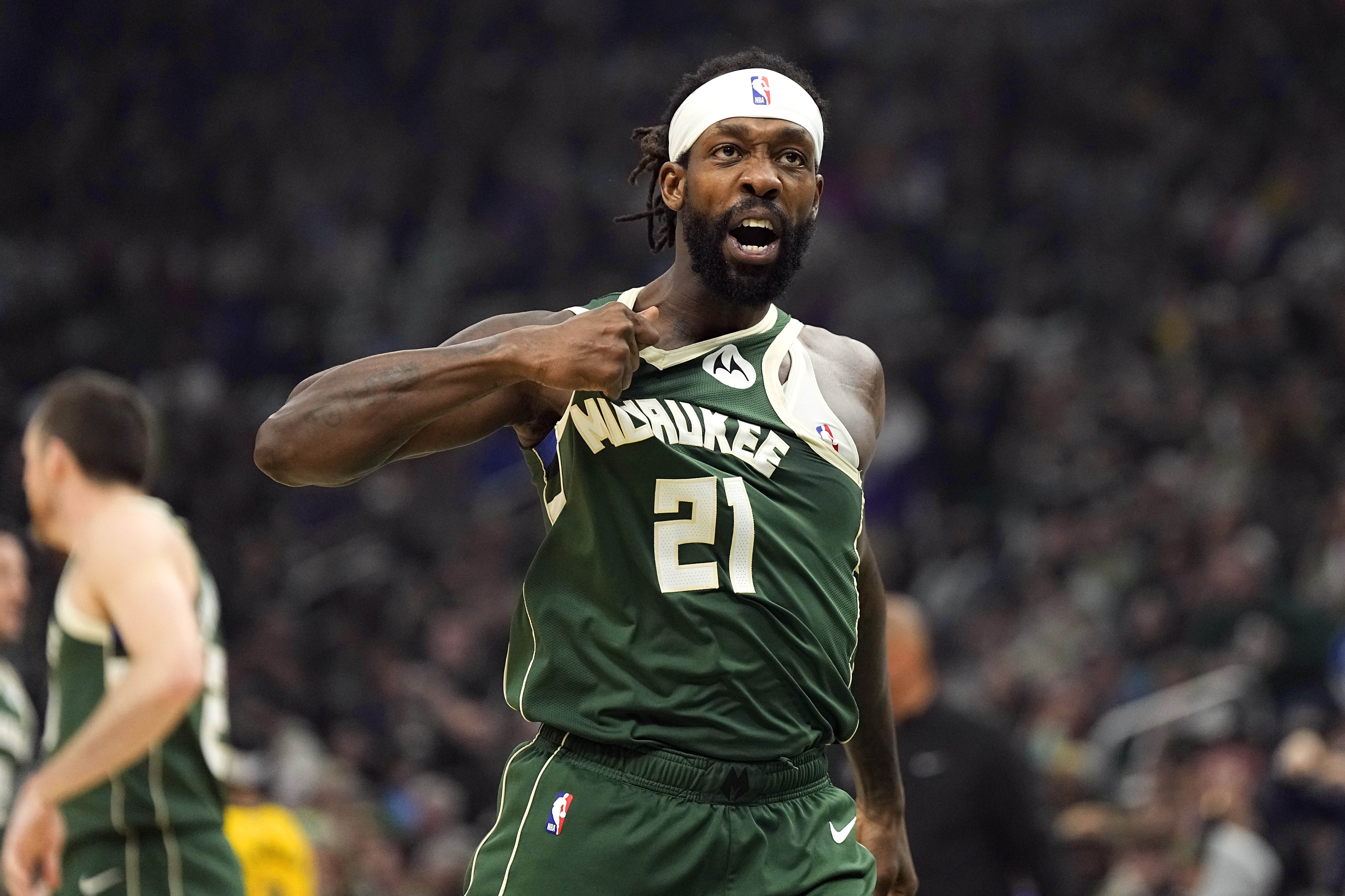 此前被NBA停薪禁賽4場(chǎng)！兩名步行者球迷起訴去年用球砸人的貝弗利
